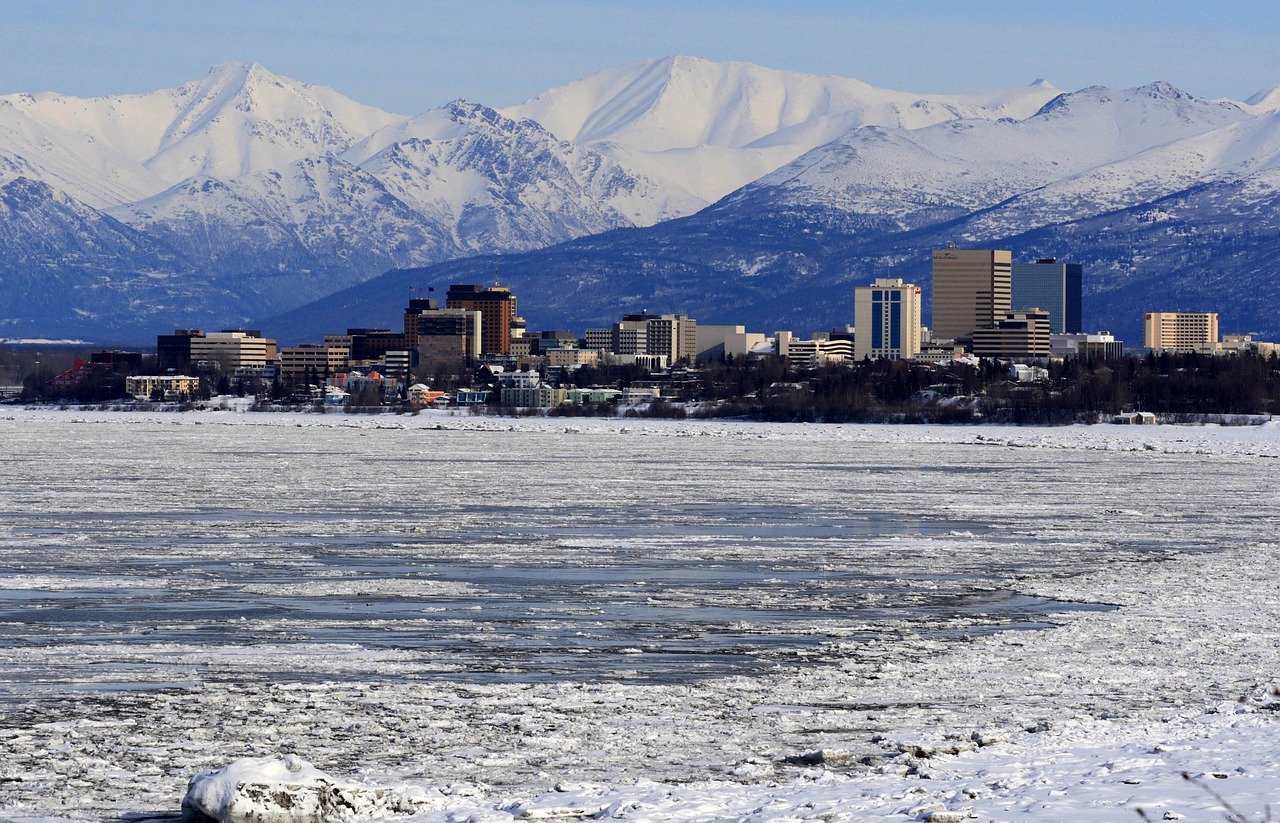 anchorage, natura, alaska, skyline, montagne, neve, inverno, montagne chugach, edifici, città, ghiaccio, bello, tranquillo, acqua, paesaggio, vegetazione, foresta, alberi