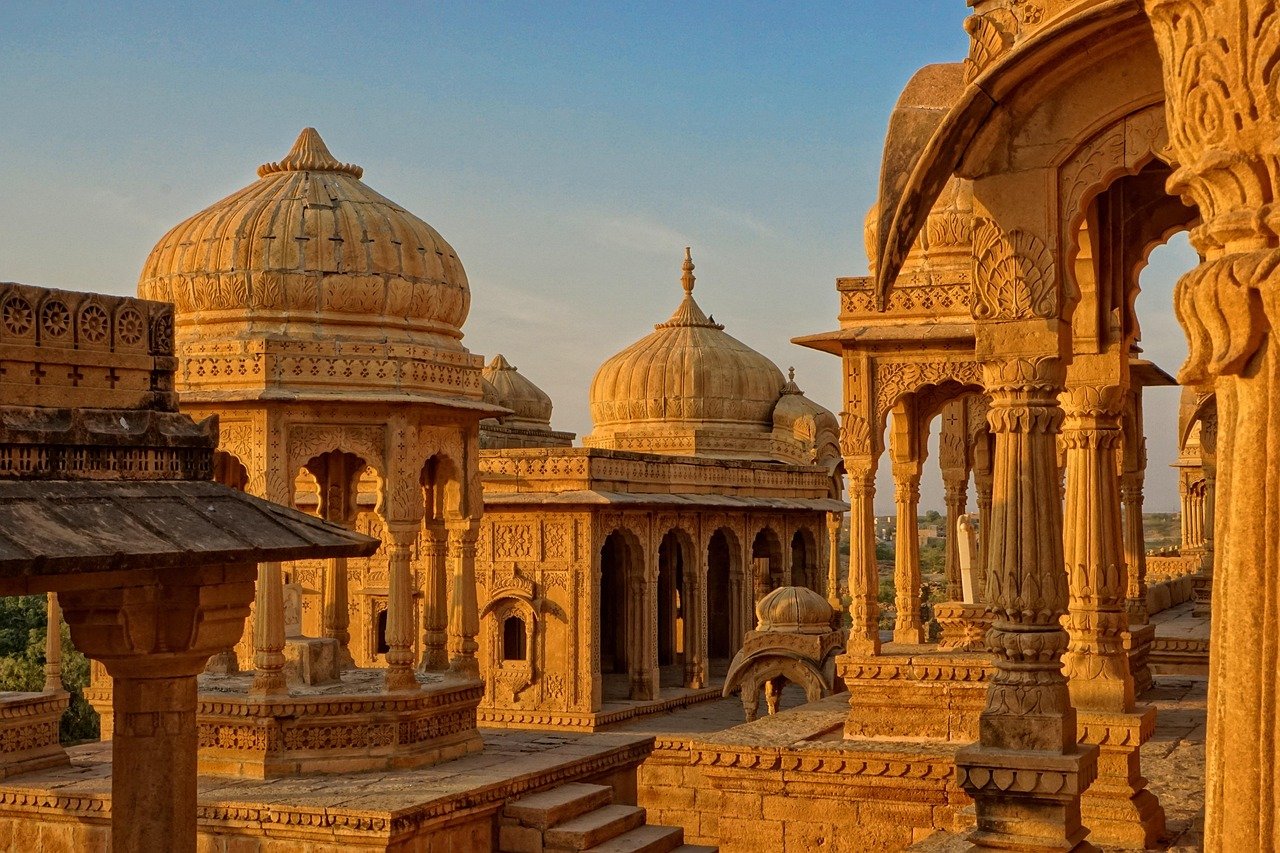 templo, edificio, hora dorada, cúpula, bada bagh, sitio cultural, histórico, arquitectura, viaje, religión, techo con cúpula, sol de la tarde, india, jaisalmer, luz vespertina, templo, india, india, india, india, india