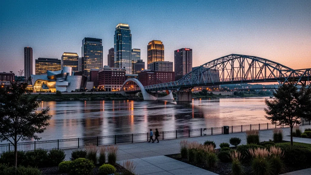 Skyline de Louisville, Kentucky, au crépuscule avec le Big Four Bridge enjambant la rivière Ohio, vue depuis le front de mer du centre-ville