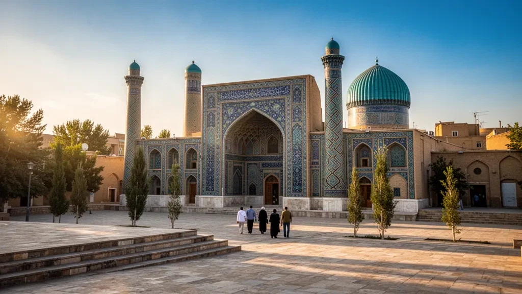 Dômes turquoise et façade de médersa carrelée du complexe Hazrat Imam à Tachkent, en Ouzbékistan, sous une chaude lumière de fin d'après-midi