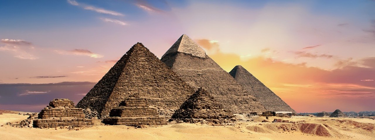 Pyramiden, Ägypten, ägyptisch, antik, Wüste, Gizeh, historisch, Architektur, Sand, Dünen, Sanddünen, karg, Natur, karge Landschaft, Wahrzeichen, Sonnenuntergang, Panorama, panoramisch