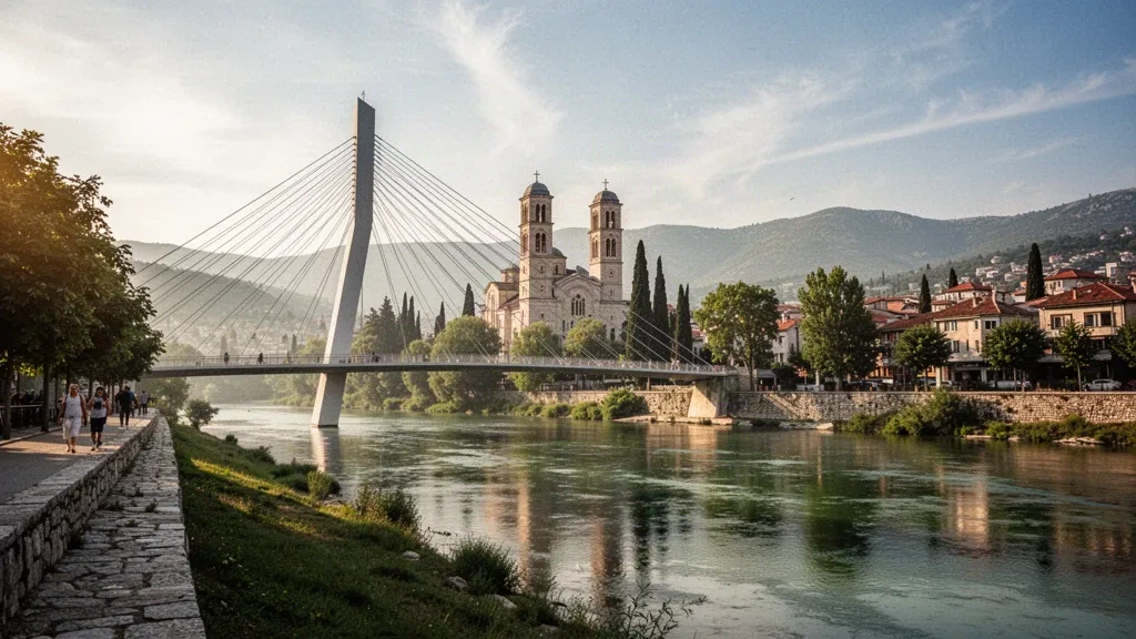 Millennium-Brücke über die Morača in Podgorica, Montenegro, mit der Kathedrale der Auferstehung im Hintergrund zur goldenen Stunde