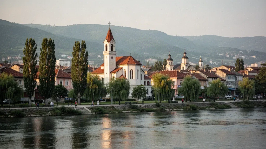 Romanya'nın Vâlcea ilinde, Olt Nehri boyunca uzanan Râmnicu Vâlcea silüetinin altın saatlerdeki görünümü; nehir kıyısı parkı ve katedral.