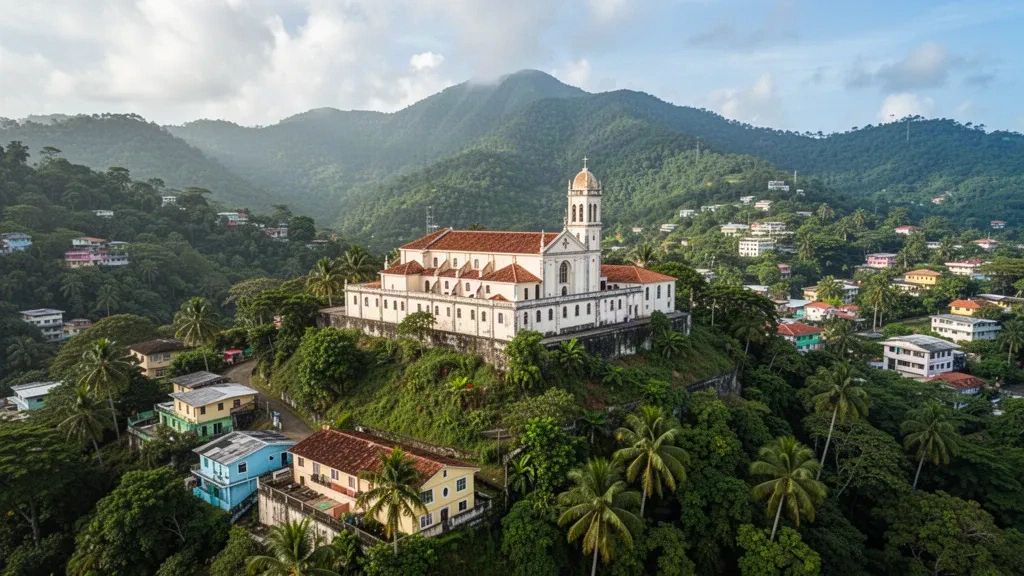 Die Abtei Mount St. Benedict auf einem üppig grünen Hügel über Tunapuna, Trinidad und Tobago, in warmem karibischem Nachmittagslicht