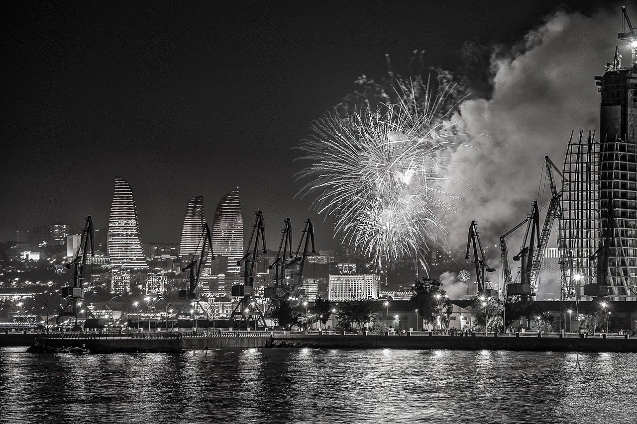 feux d'artifice, bakou, nuit, azerbaïdjan, soirée, ville, eau, lumière, éclairage, reflets, extérieur, noir et blanc, caspienne, boulevard, nature, ciel nocturne, tours de flammes, ciel, paysage, fumée, nuit grise, fumée grise