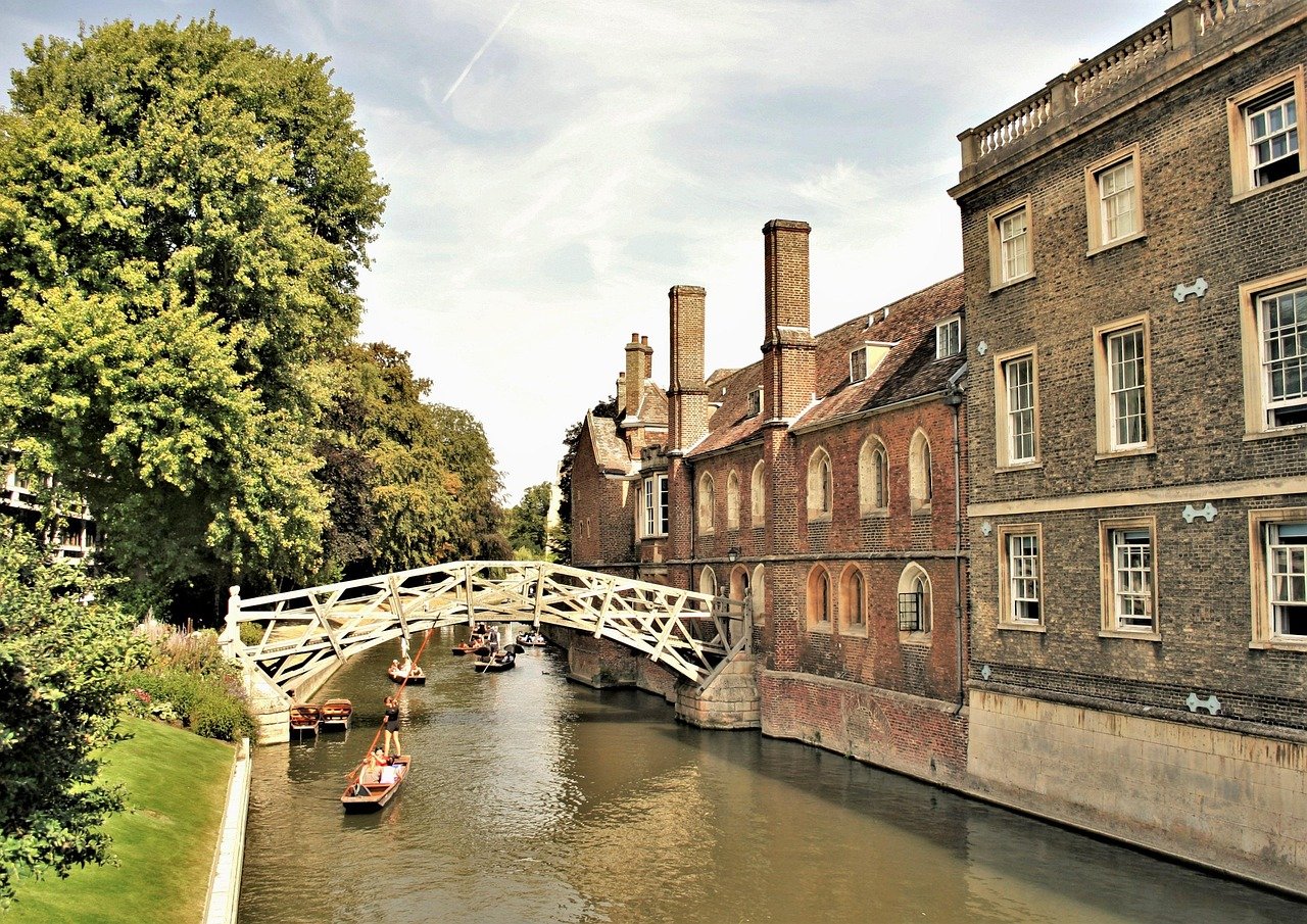 cambridge, universität cambridge, mathematische brücke, brücke, architektur, queens college, college, gebäude, natur, schule, east anglia, england, fluss, fluss cam, punting, bäume, steinmauerwerk, ziegelmauerwerk, tourist, tourismus, braune schule, braune brücke