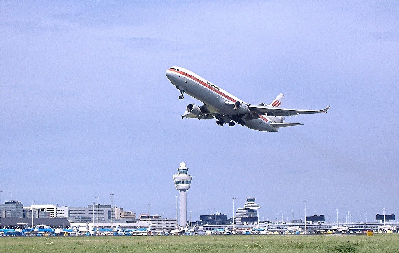 aviador, comienzo, despegue, elevación, aeropuerto de Ámsterdam Schiphol, torre de control, torre, martinair, antes de, terminal, KLM, Países Bajos, volar, avión, inicio, triple, jet, aviación, pista, Holanda, Ámsterdam, Schiphol, despegue, despegue, despegue, despegue