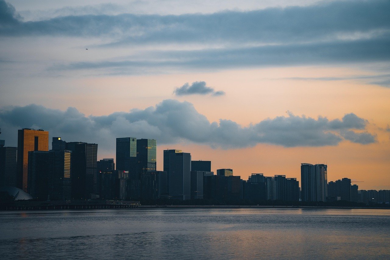 Stadt, Gebäude, Sonnenaufgang, Skyline, Natur, Wasser, Dämmerung, Stadtansicht, früher Morgen, ruhig