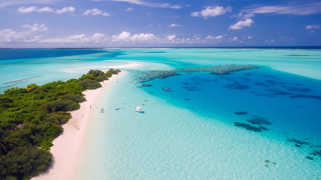 Malediven, Tropen, tropisch, Luftaufnahme, Urlaub, Ferien, Reisen, Meer, Ozean, Wasser, Strand, Sand, Paradies, Natur, Meereslandschaft, Horizont