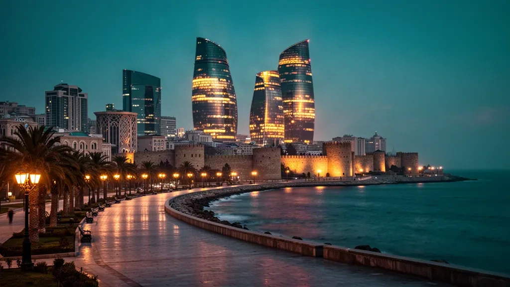 Panorama de Bakou à l'heure bleue avec les Flame Towers illuminées dominant le boulevard en front de mer de la Caspienne