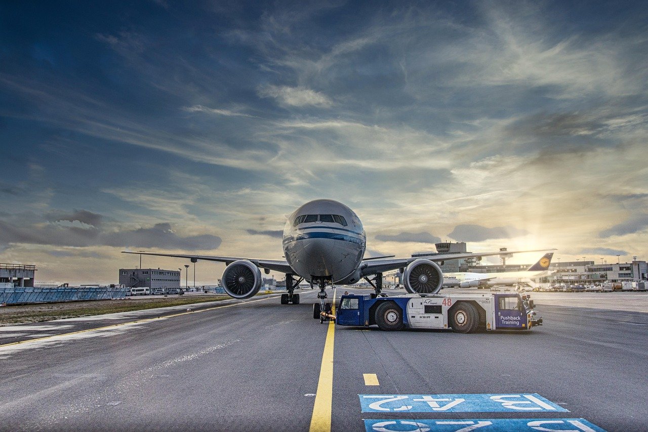 avión, pista, aeropuerto, plataforma, aeronave, vehículo, camión, avión de pasajeros, naturaleza, nubes, asfalto, jet, vuelo, sistema de transporte, viaje aéreo, exterior, aerolínea, avión, transporte, viaje, aeródromo