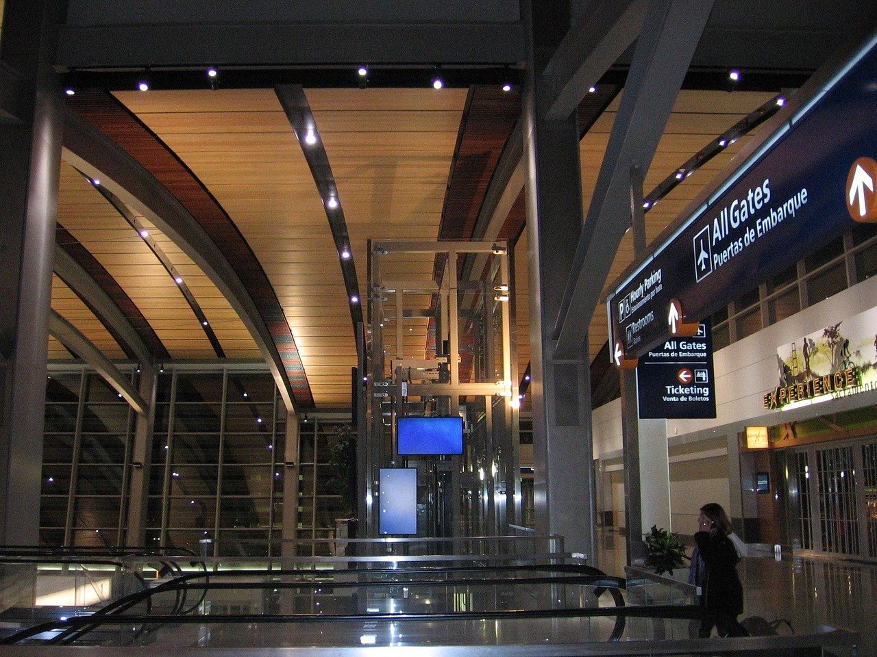aeroporto internazionale di Sacramento, terminal, edificio, struttura, interno, interni, luci, illuminazione, passeggeri, gate, architettura, moderno, scala mobile, segnaletica, compagnie aeree