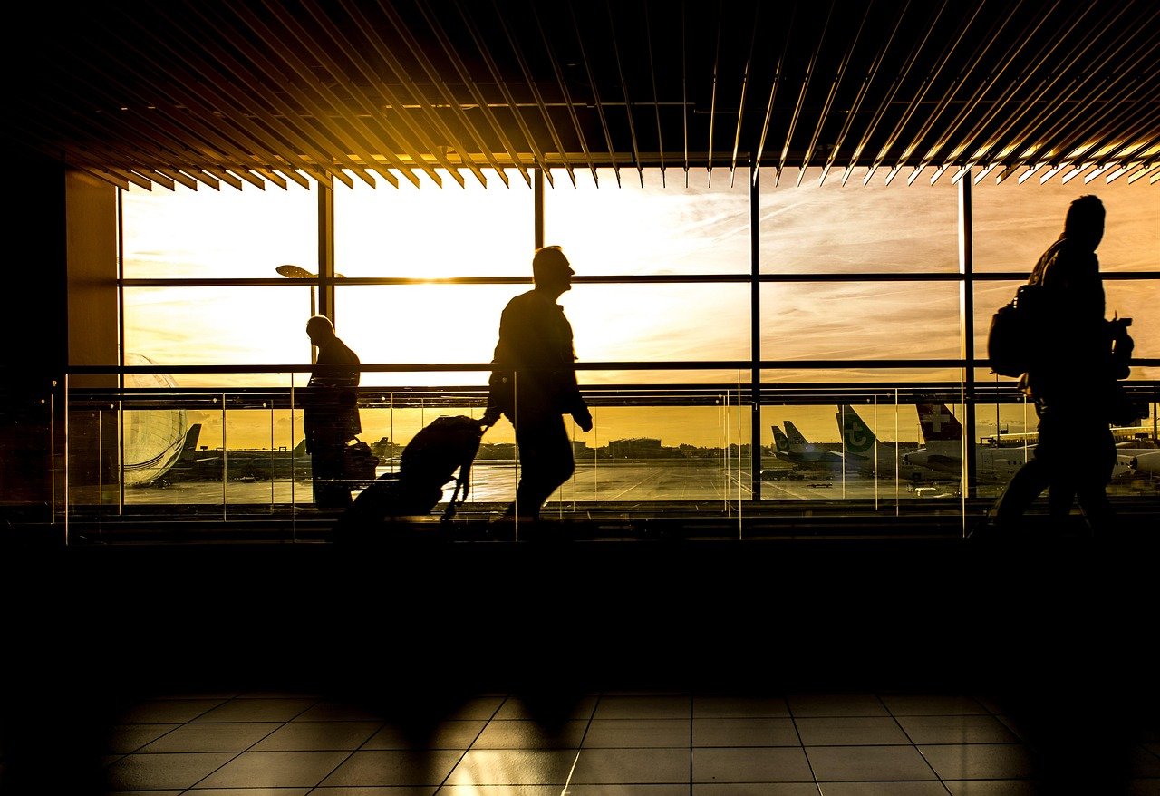 aéroport, terminal, homme, voyage, voyageurs, passagers, silhouettes, contre-jour, personnes, vol, transport, hommes d'affaires, marche, lumière du soleil, transport, trajet, voyage, avions, aéroport, aéroport, aéroport, aéroport, aéroport