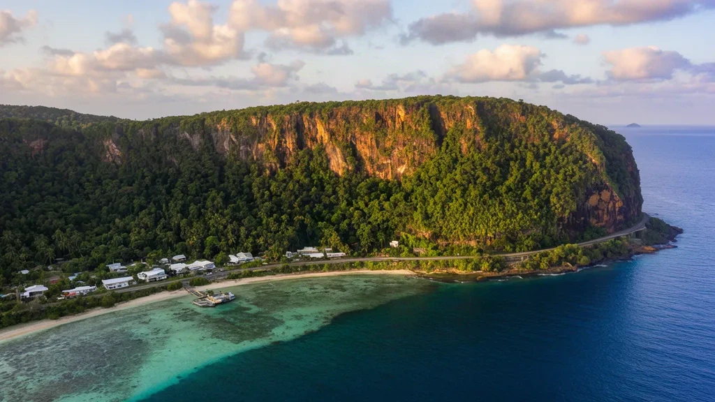 Vue aérienne de la baie turquoise de Flying Fish Cove, des falaises couvertes de forêt tropicale et du quai sur Christmas Island, Australie