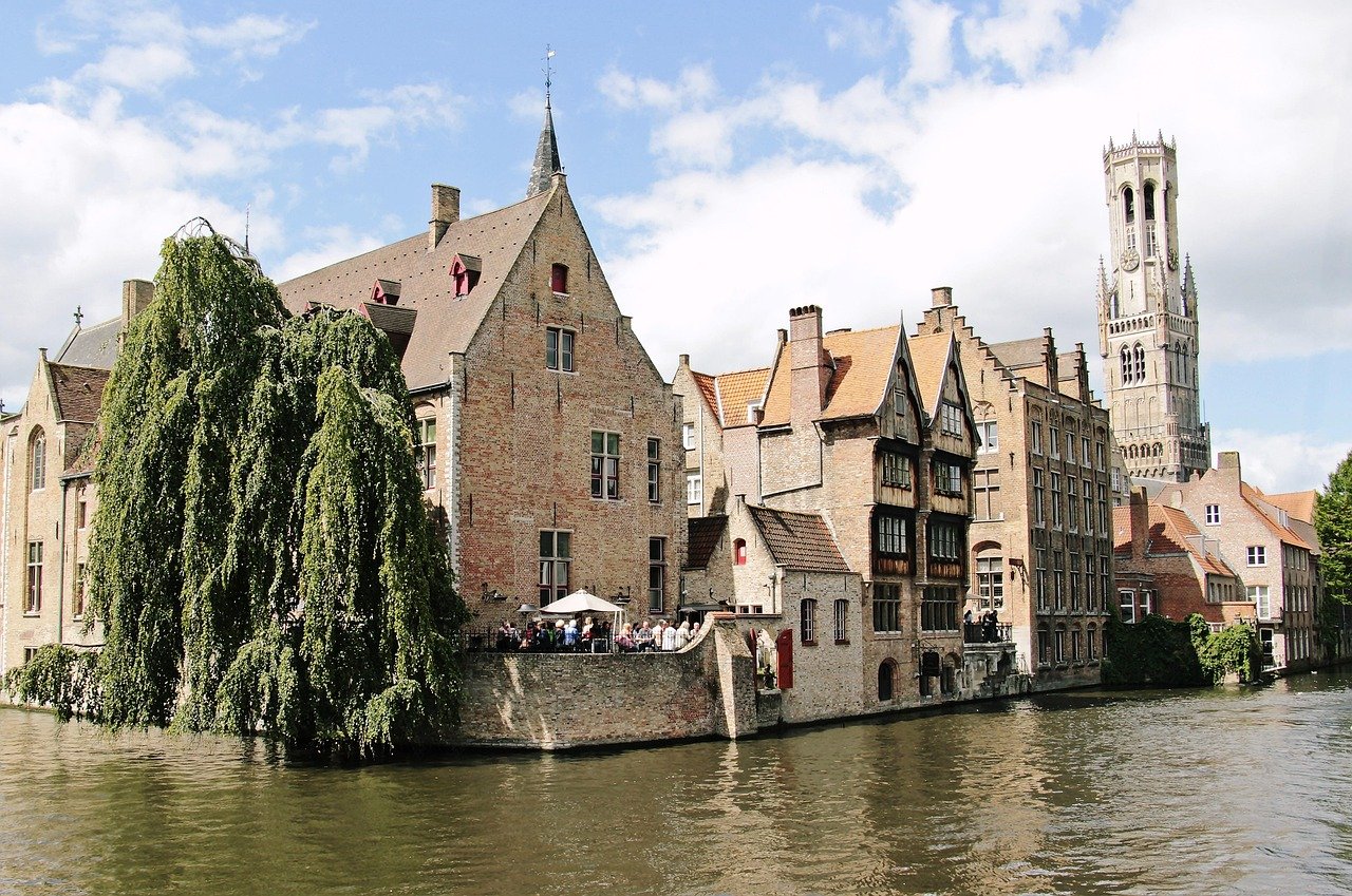 Turm, Kanal, Wasserstraße, Belfried, Brügge, historisch, Sehenswürdigkeiten, historisches Zentrum, idyllisch, Fassaden, Architektur, mittelalterliche Stadt, Wasser, Stadt, Fluss, malerisch, Belgien, Bauwerke, Natur, Wasserwege, Baukunst, Kultur, schön, Stadtpanorama