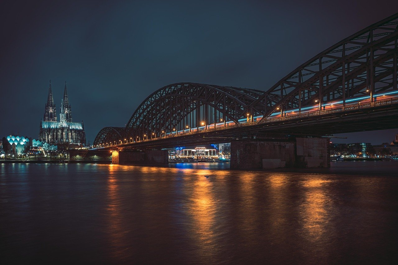 Stadt, Gebäude, Zug, Bahnhof, Kathedrale, Fluss, Architektur, urban, Nacht, Nacht, Nacht, Nacht, Nacht, Nacht