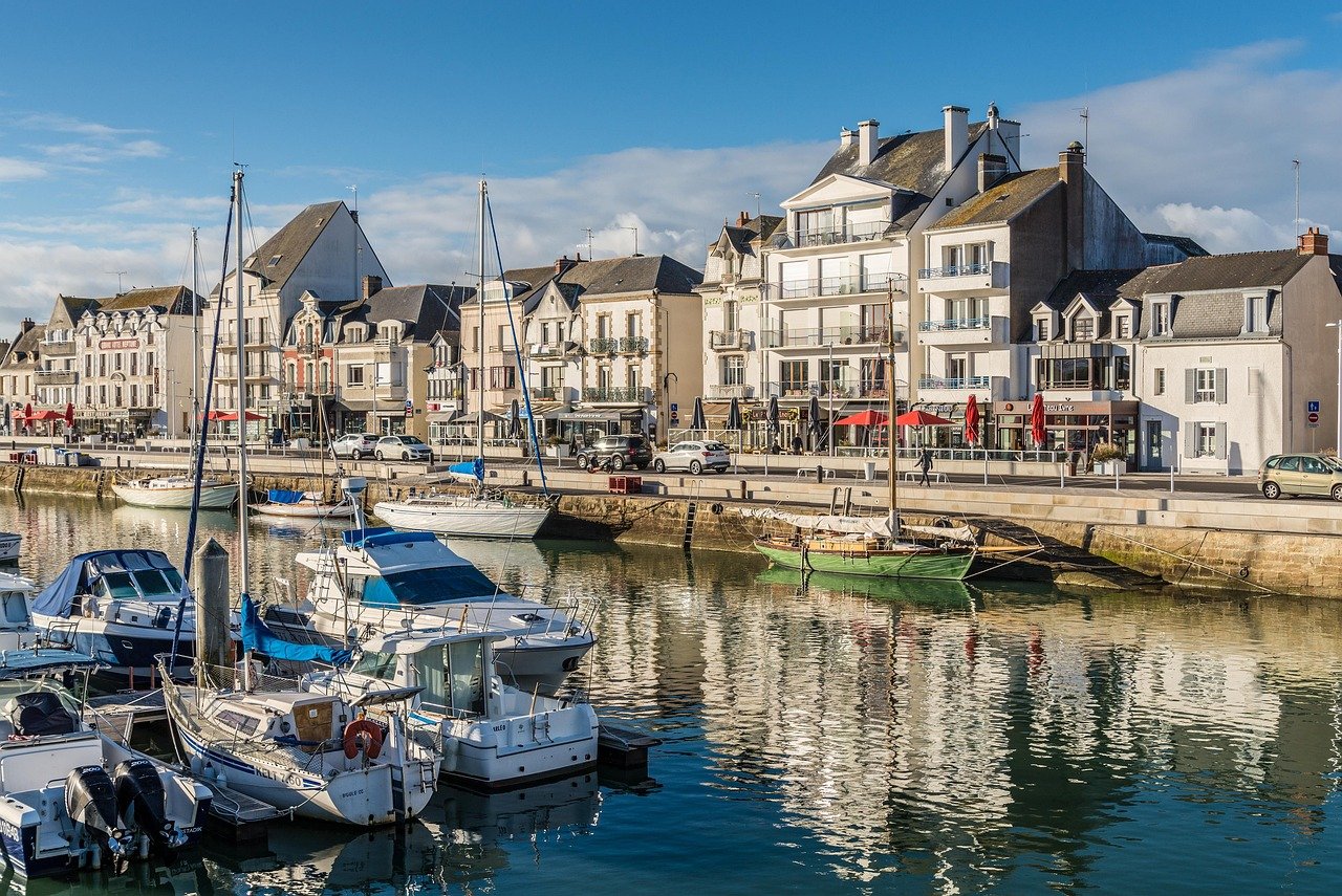 Meer, Frankreich, Reisen, Boot, Urlaub, Blau, Sommer, Himmel, Ferien, Transport, Parken, Natur, blauer Himmel, Wasser, Europa, Hafen, malerisch, Boote, Segeln, Tourismus, europäisch, Stadt, Hafen, Segelboot