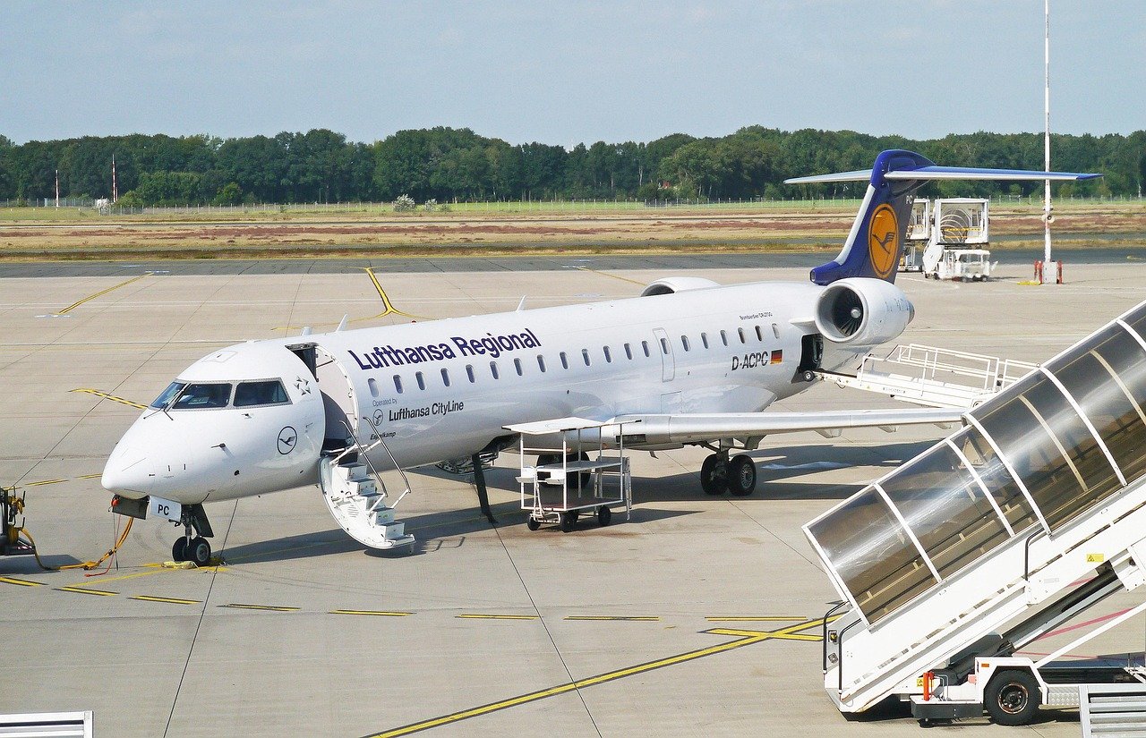 Lufthansa Regional, CityJet, Freigabe, Treppen, Vorfeld, Flugzeug, Flugfeld, Transportsystem, Jet, Pilot Regionalflughafen, der Flughafen Münster-Osnabrück, FMO, innerdeutsch, Shuttleflug, Bombardier CRJ700