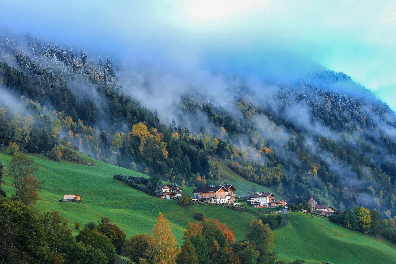 Berg, Wolke, Getier, Holz, Kiefer, Landschaft, Haus, Berghaus, Stimmung, alpin, Wald, grün, Nebel, Herbst, Natur, Panorama, blaue Natur, blauer Wald, blaues Haus, blaue Landschaft, blaues Holz, blauer Berg, blaue Wolken, blaue Natürlichkeit, Berg, Haus