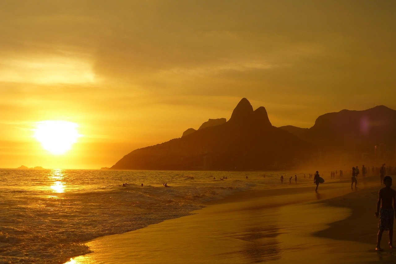 plage, mer, coucher de soleil, crépuscule, soleil, lumière du soleil, reflet du soleil, baie, océan, eau, silhouette, nature, montagnes, sable, littoral, côte, rivage, bord de mer, paysage, panoramique, baie de Guanabara, plage d'Ipanema, Rio de Janeiro, Brésil