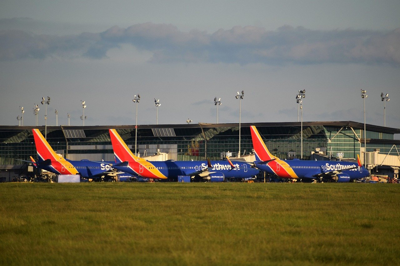 aerei, southwest airlines, aeroporto, aerei, aeromobili, aerei passeggeri, aereo di linea, aviazione, trasporto, boeing, pista, torre di controllo, william hobby airport, houston, texas, usa, southwest airlines, southwest airlines, southwest airlines, southwest a