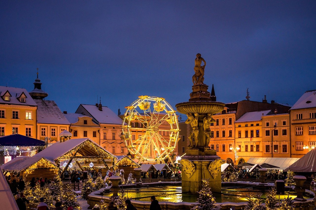 mercatino di Natale, Budweis, Budějovice, Natale, České Budějovice, Repubblica Ceca, Boemia, Boemia meridionale, mercatino dell'Avvento, Avvento, stagione dell'Avvento, magia del Natale, vin brulé, Bambino Gesù, atmosfera, magia dell'Avvento, inverno, periodo natalizio, sfondo natalizio
