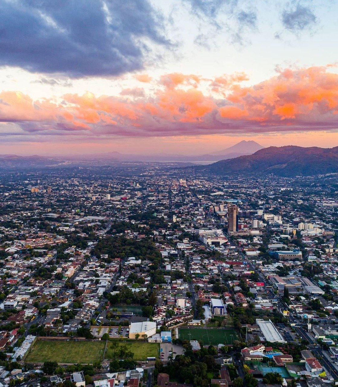 el salvador, stadt, stadtansicht, stadtbild, skyline, gebäude, berge, wolken, himmel, horizont, luftaufnahme, vogelperspektive, san salvador, landschaft, sonnenuntergang, drohnenfotografie, natur, drohnenansicht