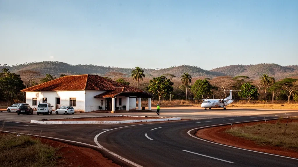Kleines regionales Terminal, Vorfeld und Zufahrtsstraße am Flughafen Capanda in der Provinz Malanje in Angola in warmem Licht des späten Nachmittags